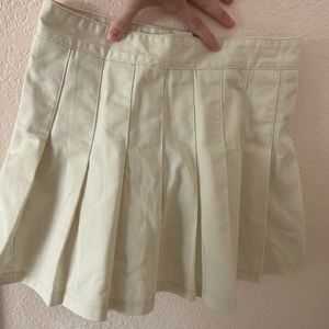 brandy melville pleated skirt